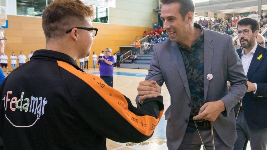 Sergi Grimau saluda a un deportista.