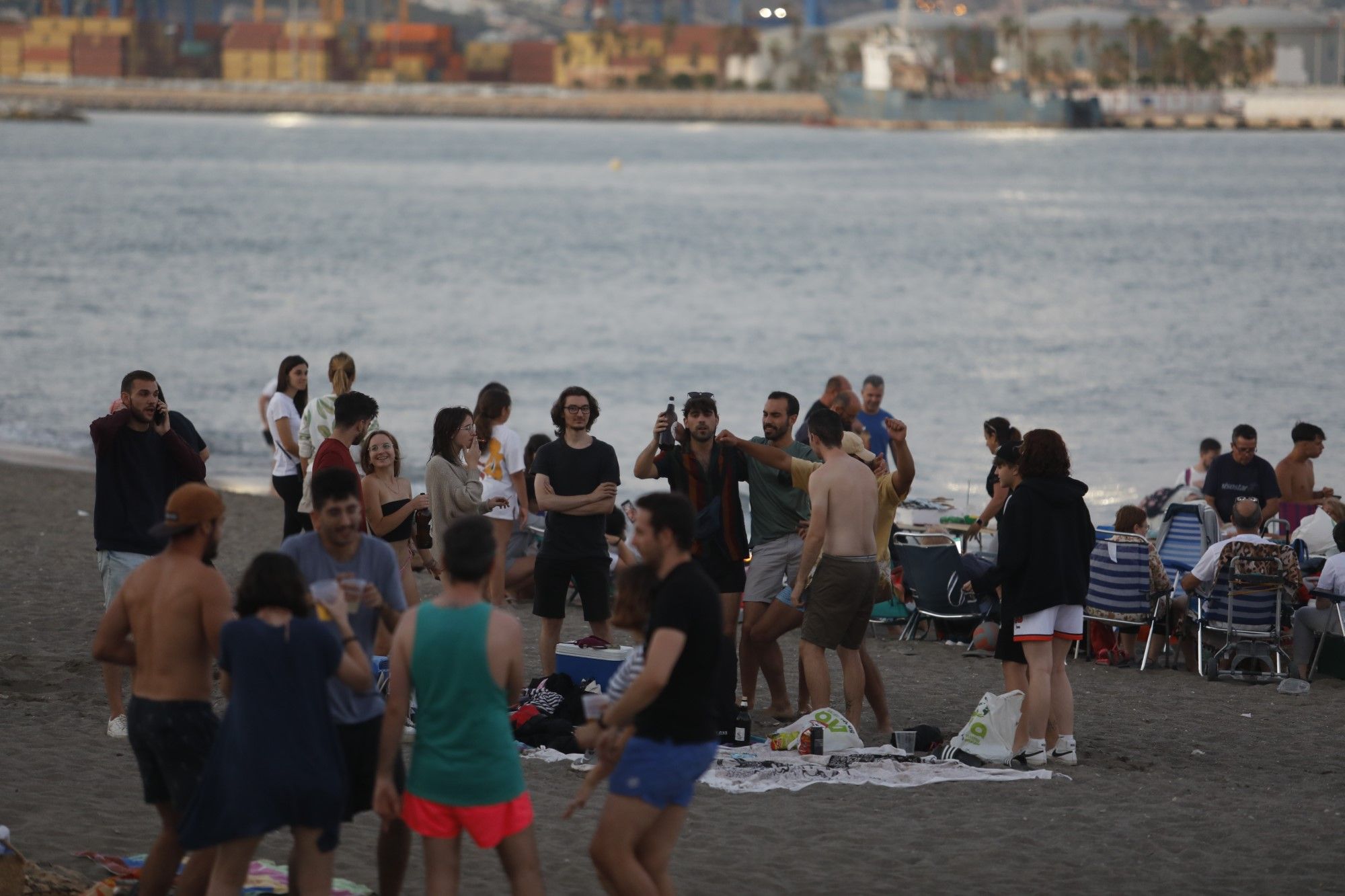 Málaga recupera la magia de los dos últimos años en las playas por San Juan
