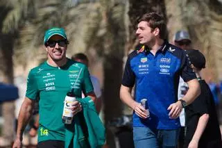 Verstappen compara su decisión sobre el futuro con la de Alonso: "Fernando tiene 45 años y yo 28, es distinto"