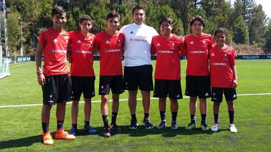 Los jugadores mexicanos en A Madroa con su entrenador. // FdV
