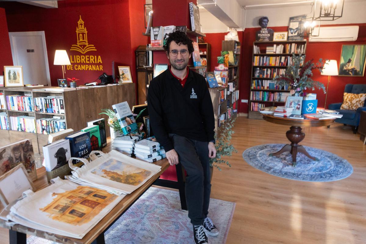 Carlos Vaqué, uno de los dos médicos propietarios de La Llibrería de Campanar.