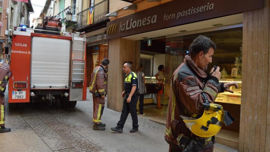 Bombers davant de la pastisseria afectada