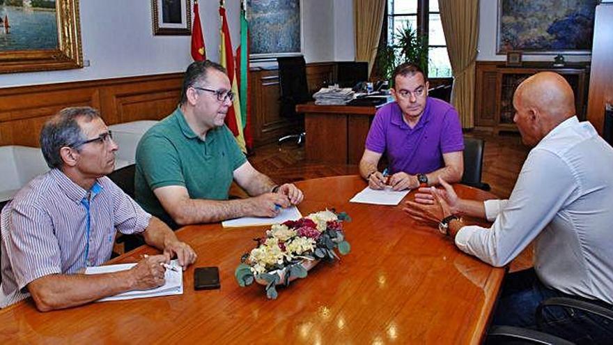 Imagen de la reunión mantenida entre miembros de la Diputación de Zamora y el Balonmano Zamora.