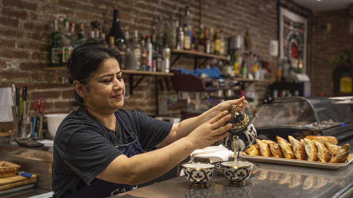 Dilora Babaeva, emprendedora de Incorpora, en su restaurante.