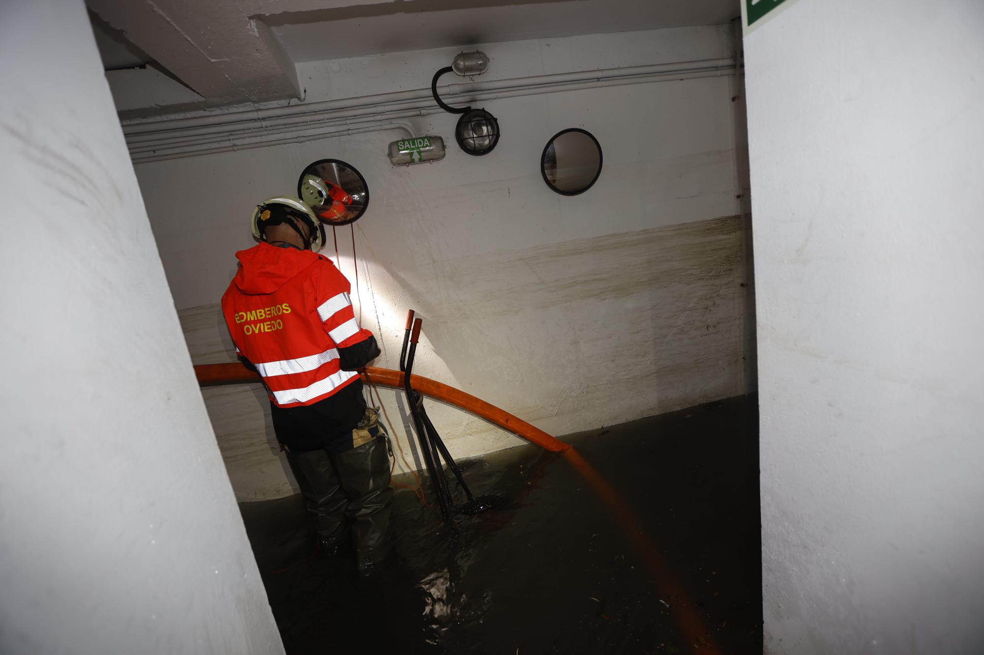 Bomberos interviniendo en garajes inundados de Oviedo.