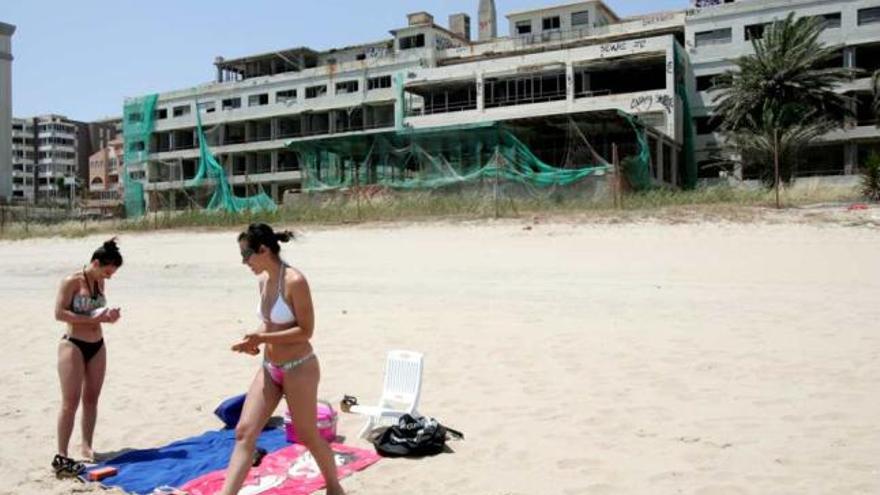 La nueva Ley de Costas va a permitir la reparación y rehabilitación del hotel de Arenales del Sol.