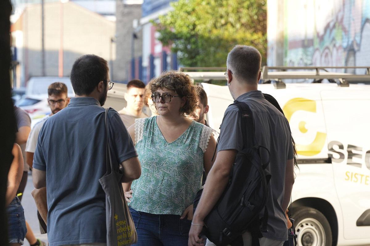 Les imatges del desallotjament de les persones sense llar a l'antiga fàbrica Simon