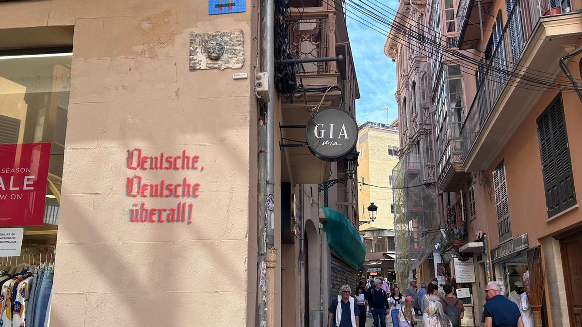 «¡Alemanes, alemanes por todas partes!» se lee en la pared de una casa en el centro de Palma.