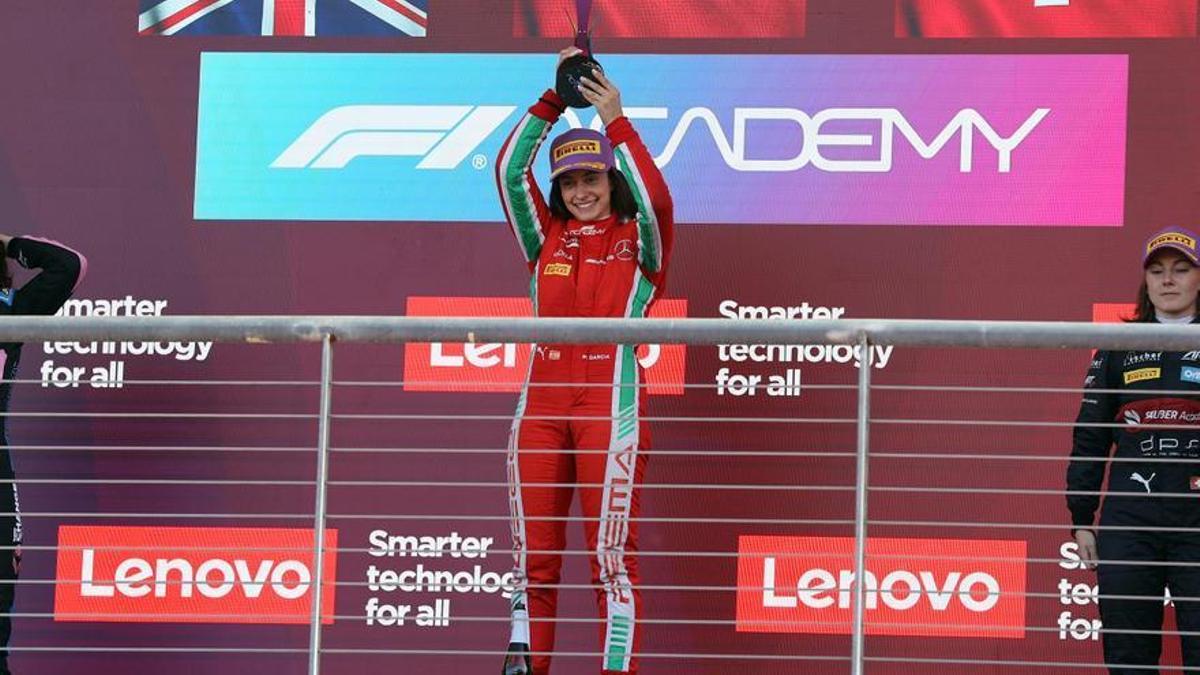 Marta García, en lo más alto del podio tras conquistar el campeonato