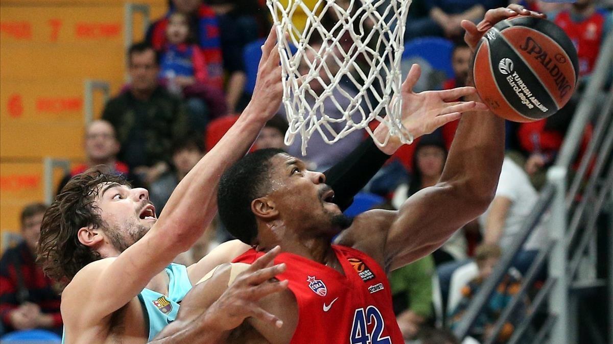 Tomic y Hines luchan bajo el aro, en el CSKA-Barça de la ida.