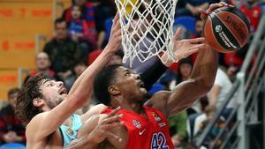 Tomic y Hines luchan bajo el aro, en el CSKA-Barça de la ida.