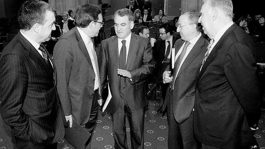 Por la izquierda, Luis Valdés, presidente de CECAP, Juan Vázquez, Adolfo Abejón, Emilio Álvarez Villazán y Arsenio Huergo, momentos antes del debate.