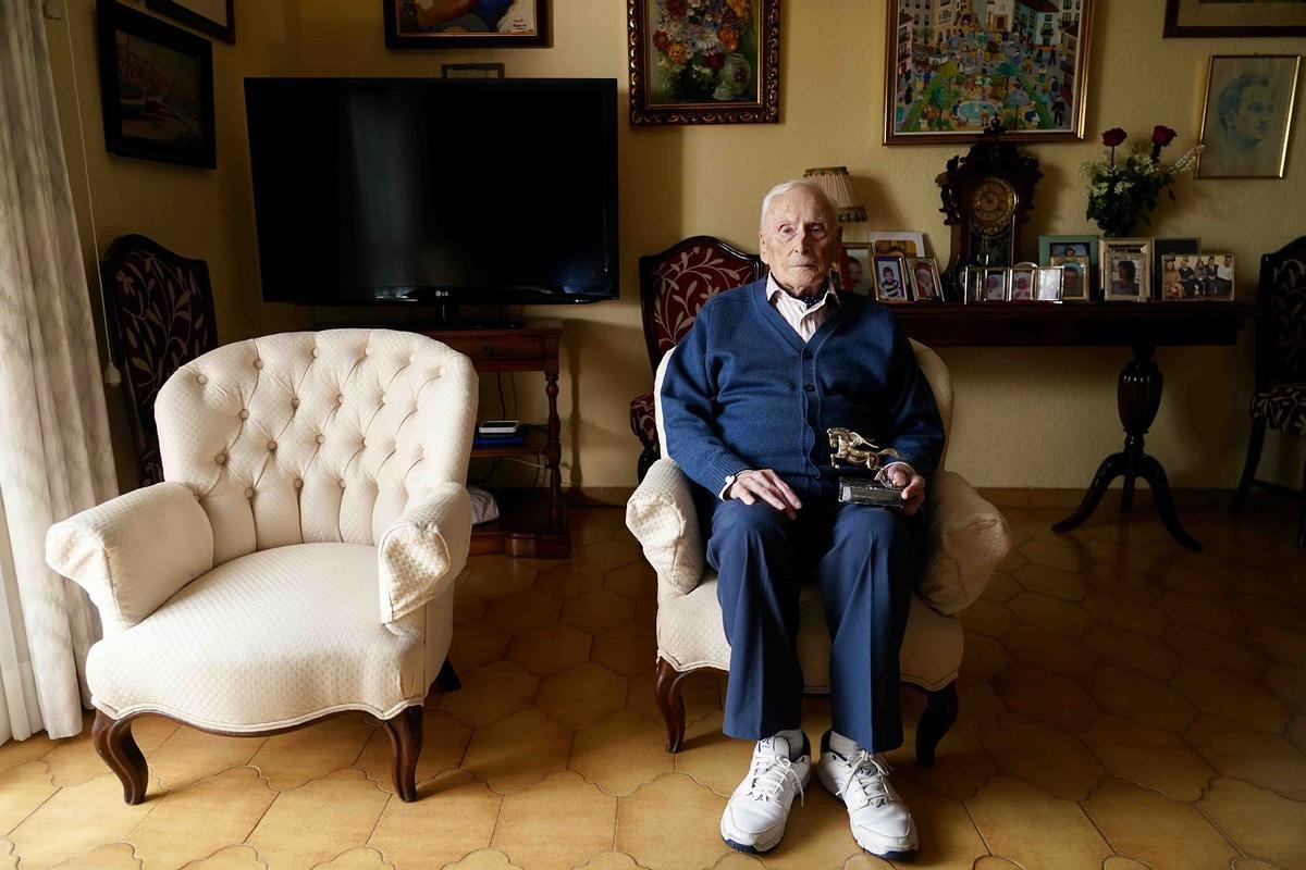 Guillermo Jiménez Smerdou, esta semana en su casa con el premio Ondas de 1979.