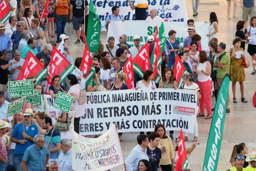 Bajo el lema '¡¡Hartos de mentiras e incumplimientos!!' cientos de personas han recorrido la ciudad desde el Hospital Civil hasta el Hospital Noble