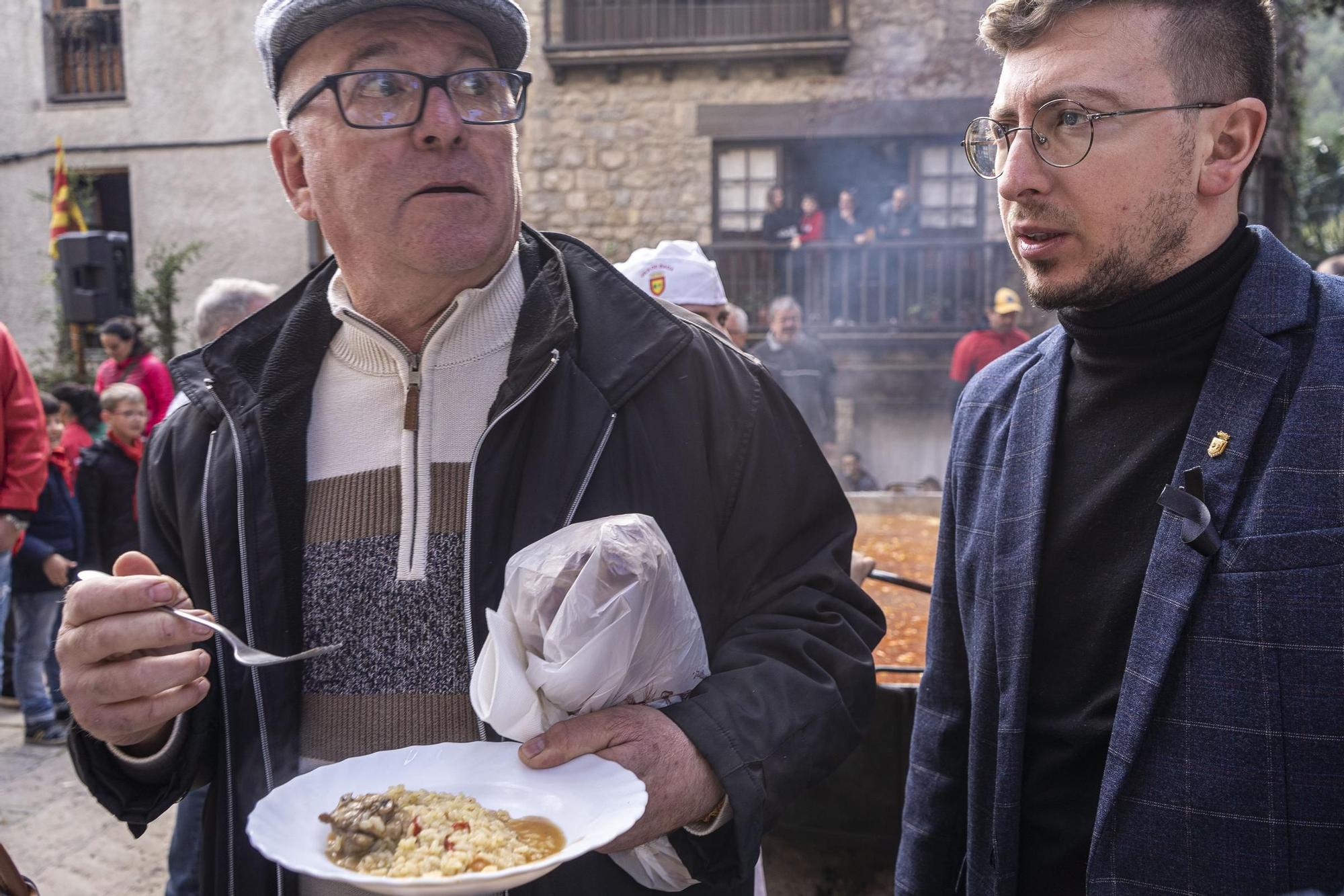 Bagà cuina el seu popular arròs per 2.500 persones