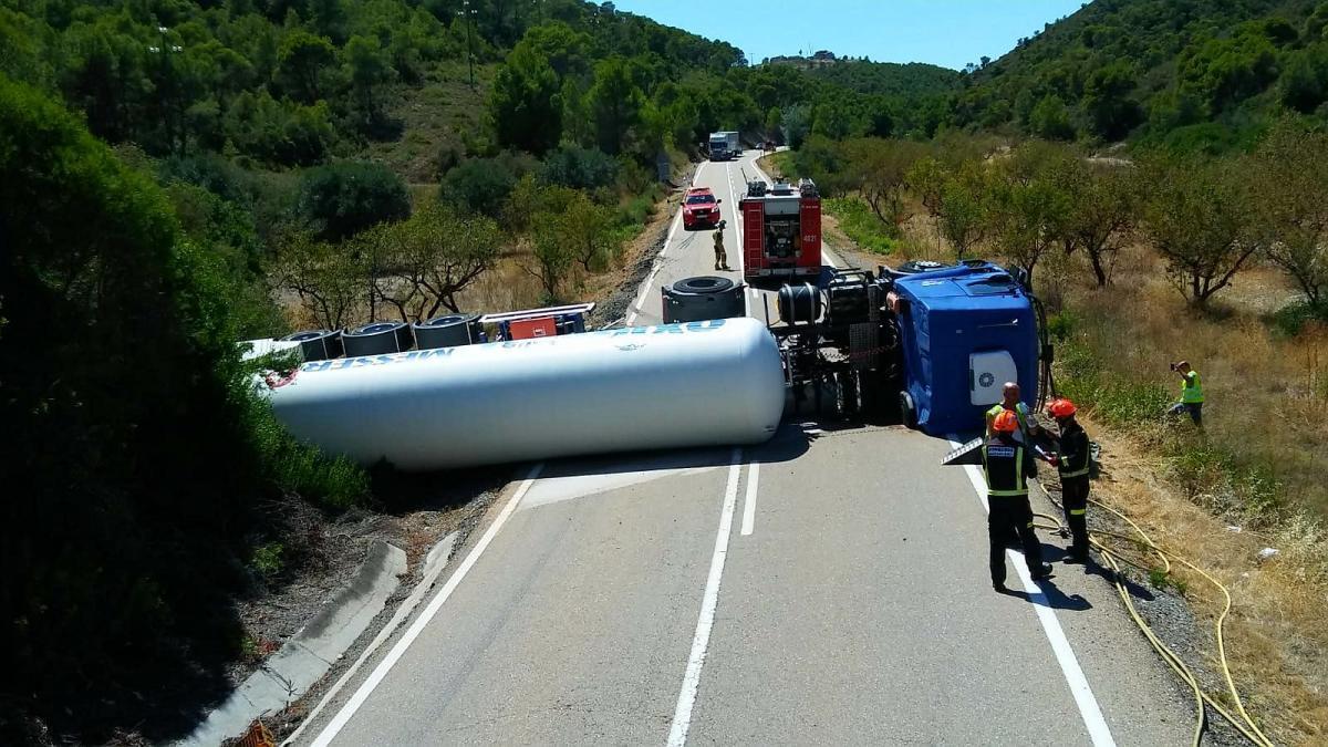 Restablecida la circulación en la N-211 tras volcar un camión cisterna