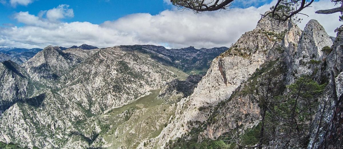 El cuerpo sin vida del excursionista ha sido hallado en el barranco de los Cazadores, en Sierra Almijara