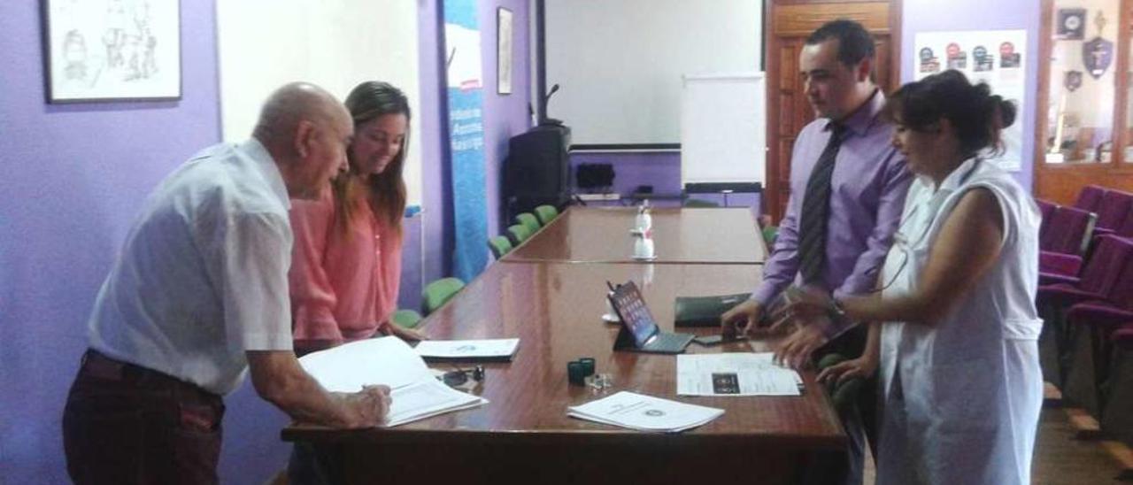 Manuel Rodríguez Lima, secretario de la comisión permanente de la FAVEC, María Pérez, presidenta de la federación, y Teresa García, técnica de proyectos, junto a un representante de una de sus entidades colaboradoras.