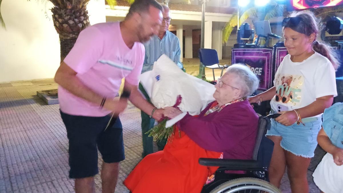 El alcalde junto a una de las homenajeadas.