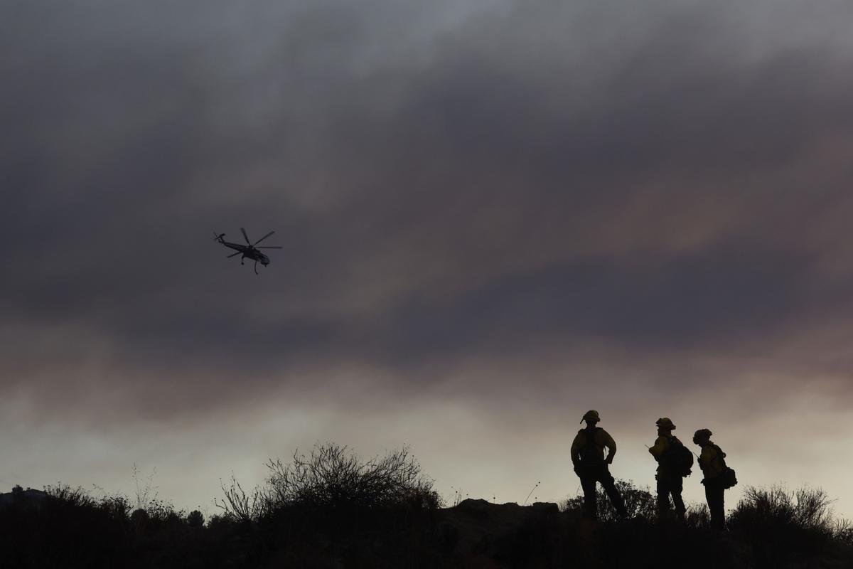 Lucha sin tregua contra el fuego en Hemet (California)