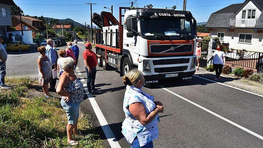 Los vecinos de la Estrada do Galleiro, en el tramo en el que reclaman aceras a ambos lados.