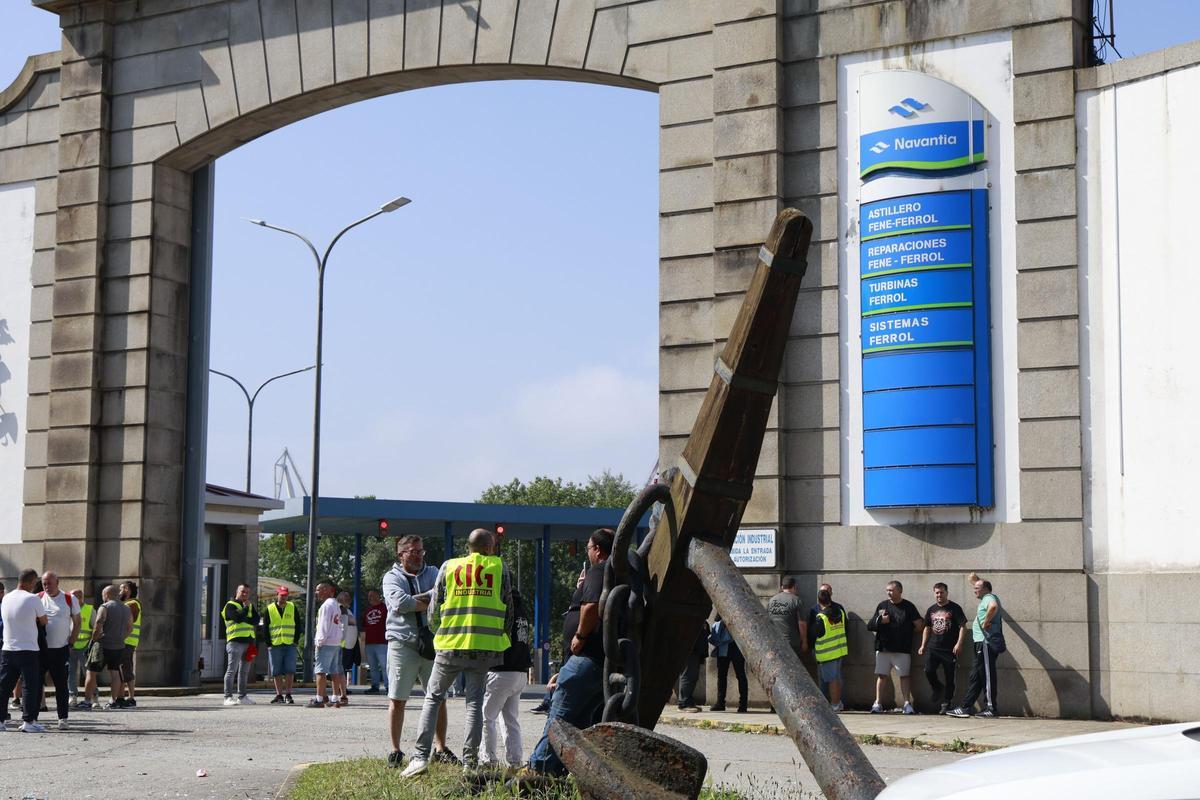 Trabajadores del metal cortan el acceso a las instalaciones de Navantia Ferrol.