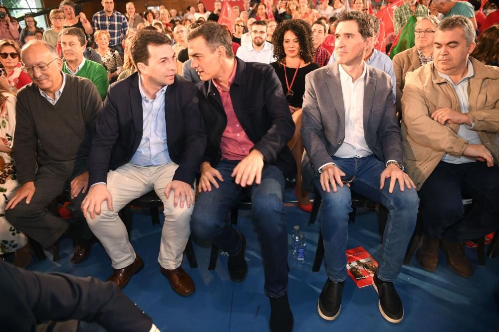 Sánchez promete en un mitin que el AVE será una realidad en Galicia. // C. Pardellas