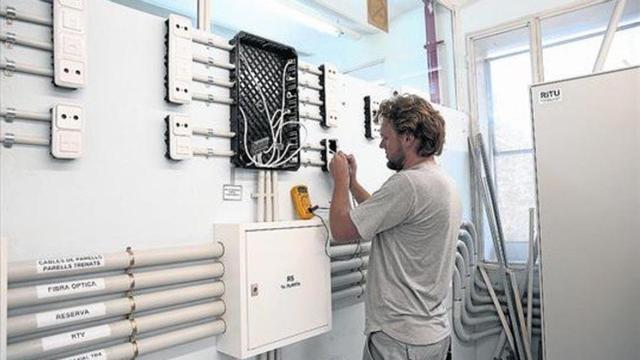 Escuela de formación profesional y reciclaje en instalaciones eléctricas, en Barcelona.