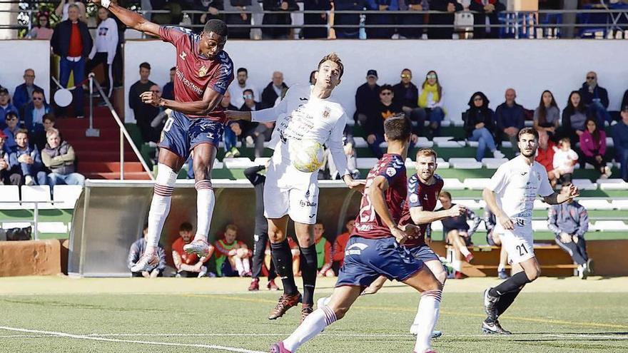 Adighibe disputa un balón en el campo de Santa Eulalia. // Área11