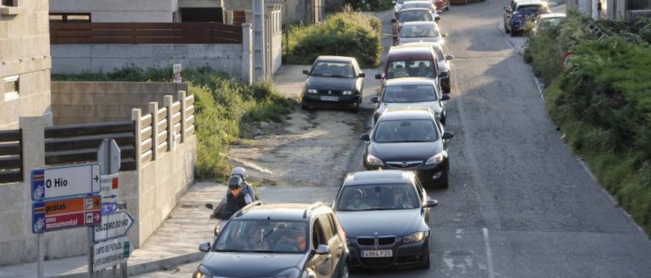 Retenciones de coches procedentes de las playas de O Hío.   | // S.Á.