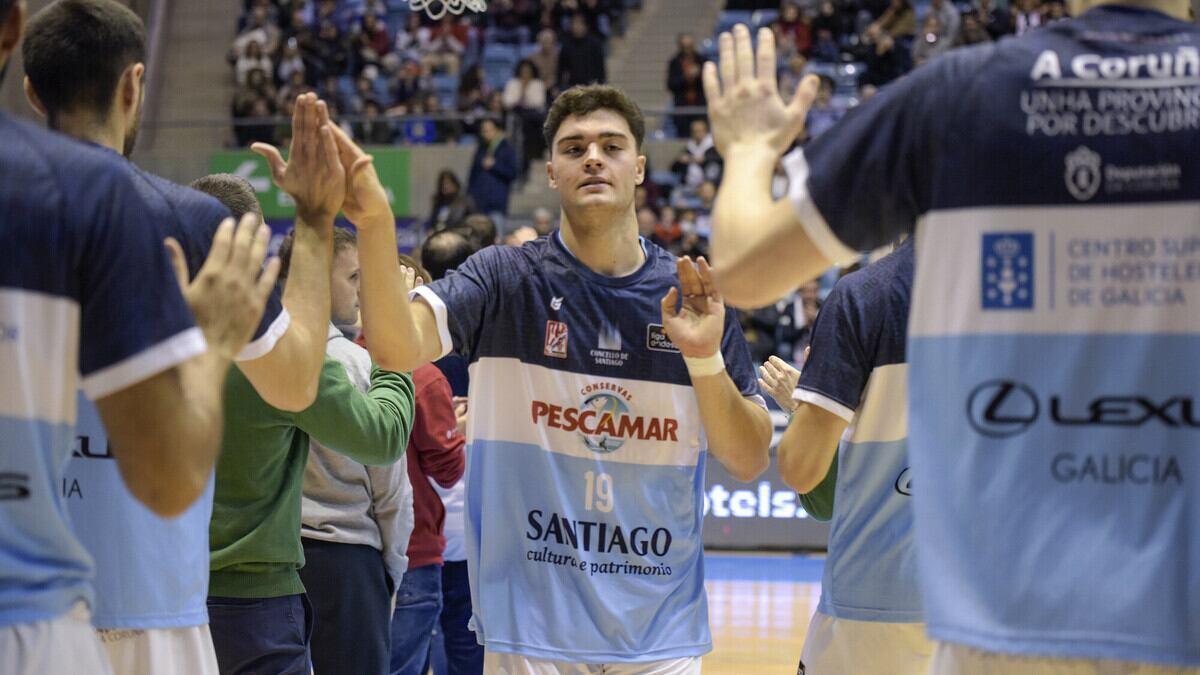 El escolta compostelano Santi Paz durante un patido con el Obradoiro