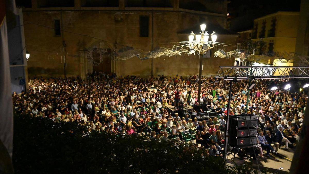 El concierto de los pasodobles de Villena, en la plaza de Santiago, en una imagen de archivo.