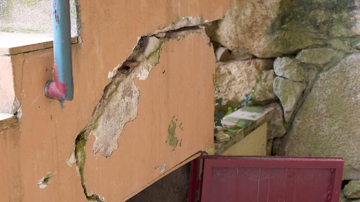 Les fotos dels desperfectes en una casa per les obres de la variant d'Anglès