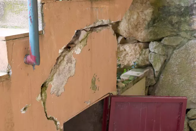 Les fotos dels desperfectes en una casa per les obres de la variant d'Anglès