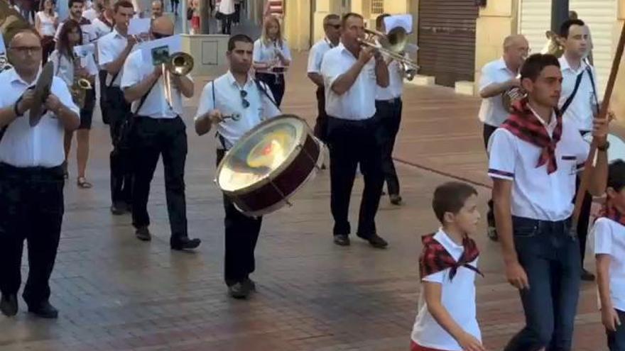 Cocentaina inicia sus Moros y Cristianos con la interpretación del Himno de Fiestas