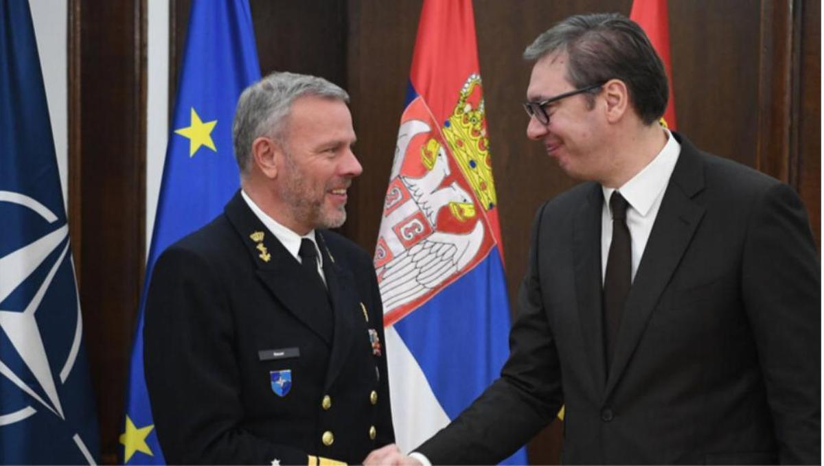 El almirante presidente del Comité de la OTAN, Rob Bauer, saluda al presidente serbio, Aleksandr Vucic, durante su visita a Belgrado el 28 de octubre de 2022