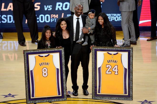 Kobe Bryant posa junto a su familia el 18 de diciembre de 2017, día de su homenaje en el Staples Center en el que han sido retiradas las camisetas con sus dos dorsales en Los Angeles, California.