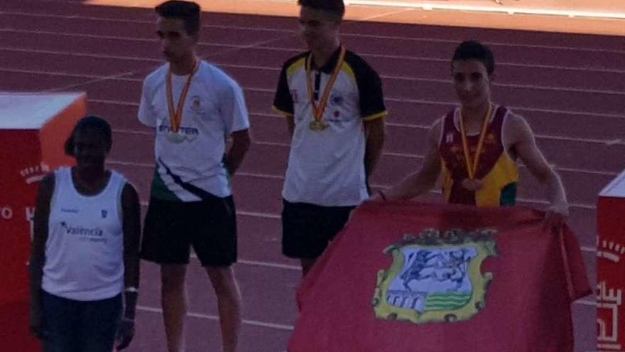 Óscar Matilla en el pódium con la bandera de Toro