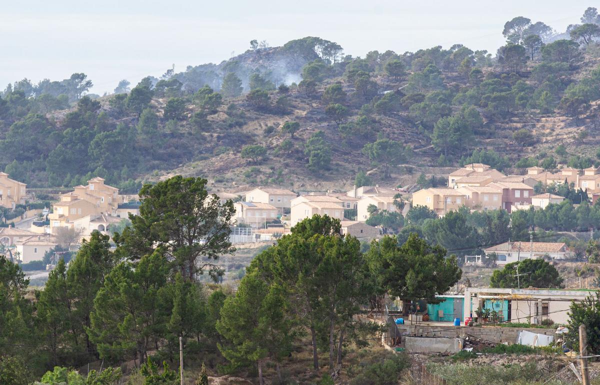 Decenas de vecinos desalojados por el incendio de Aigües