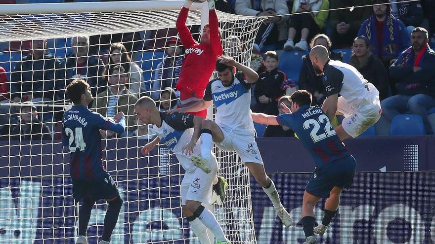 Aitor atrapa la pelota durante el partido Levante UD-Alavés.