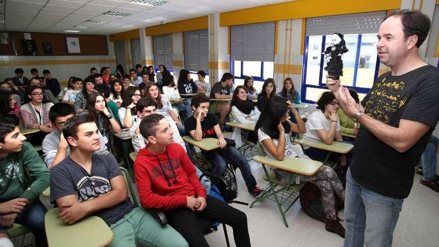 Antes da presentación en Vagalume, Negro visitou a alumnos do IES Pintor Colmeiro.  // Bernabé/Gutier