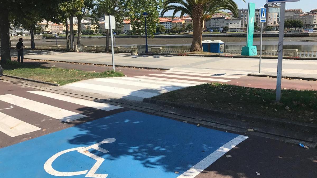 Plaza de aparcamiento para personas con movilidad reducida.