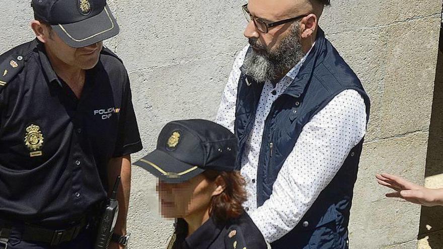 La Policía custodia al acusado a su salida del juicio. // Rafa Vázquez