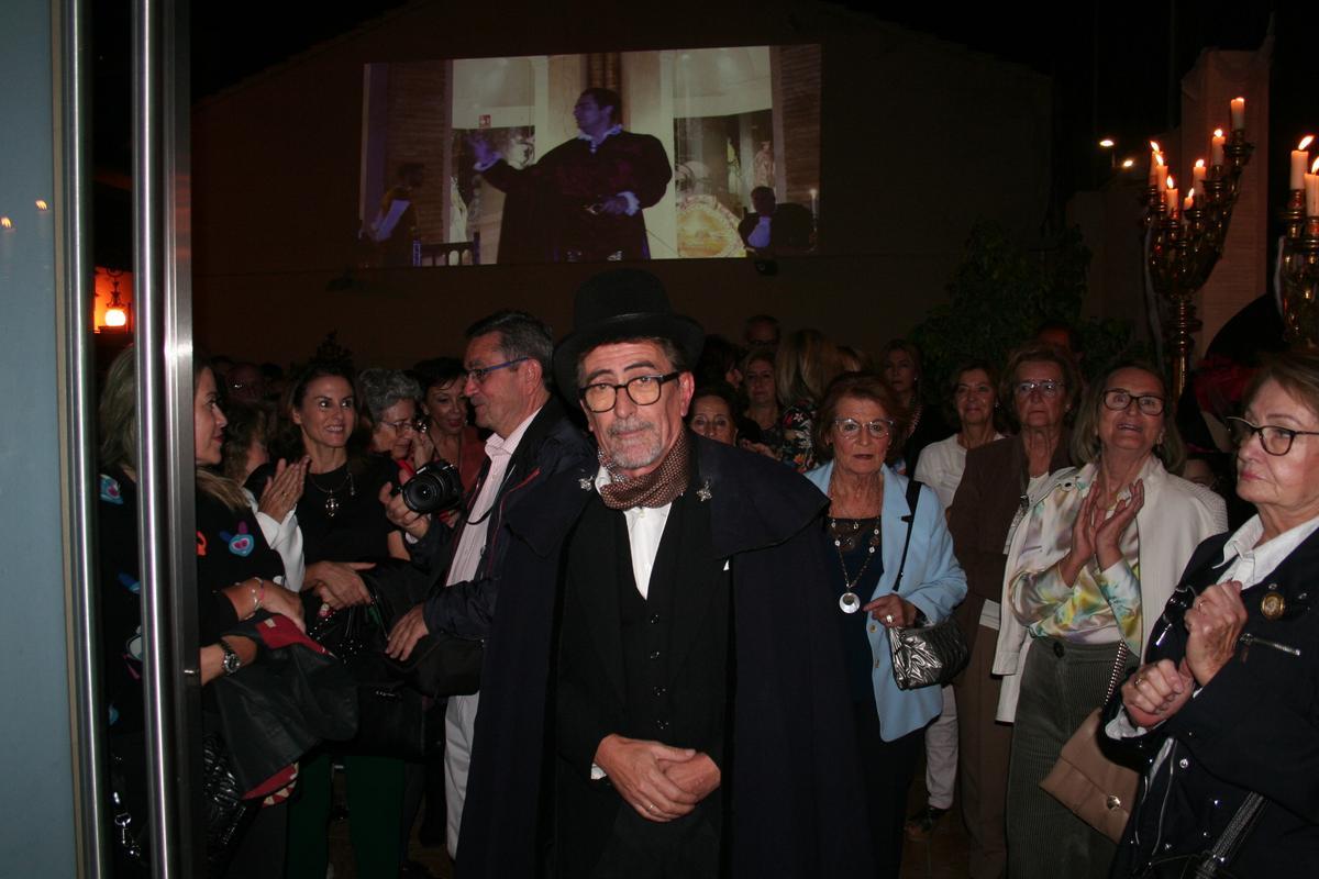 José Zorrilla, interpretado por Francisco José López Ponce, adentraba al público en la historia a las puertas del Museo Azul de la Semana Santa.