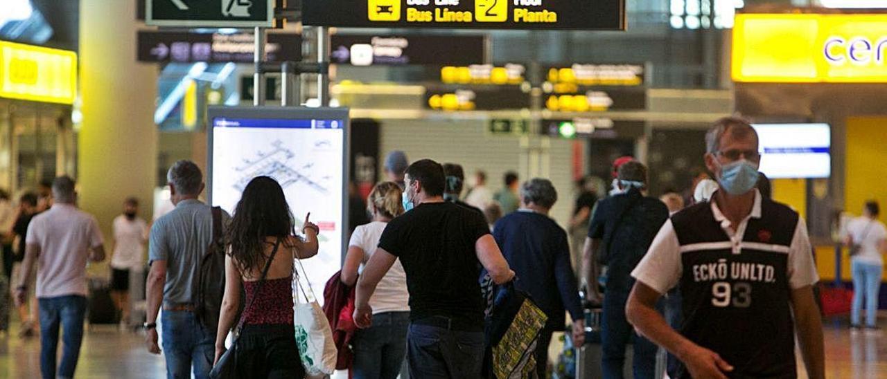 Usuarios del aeropuerto de Alicante-Elche, ayer, en la terminal.