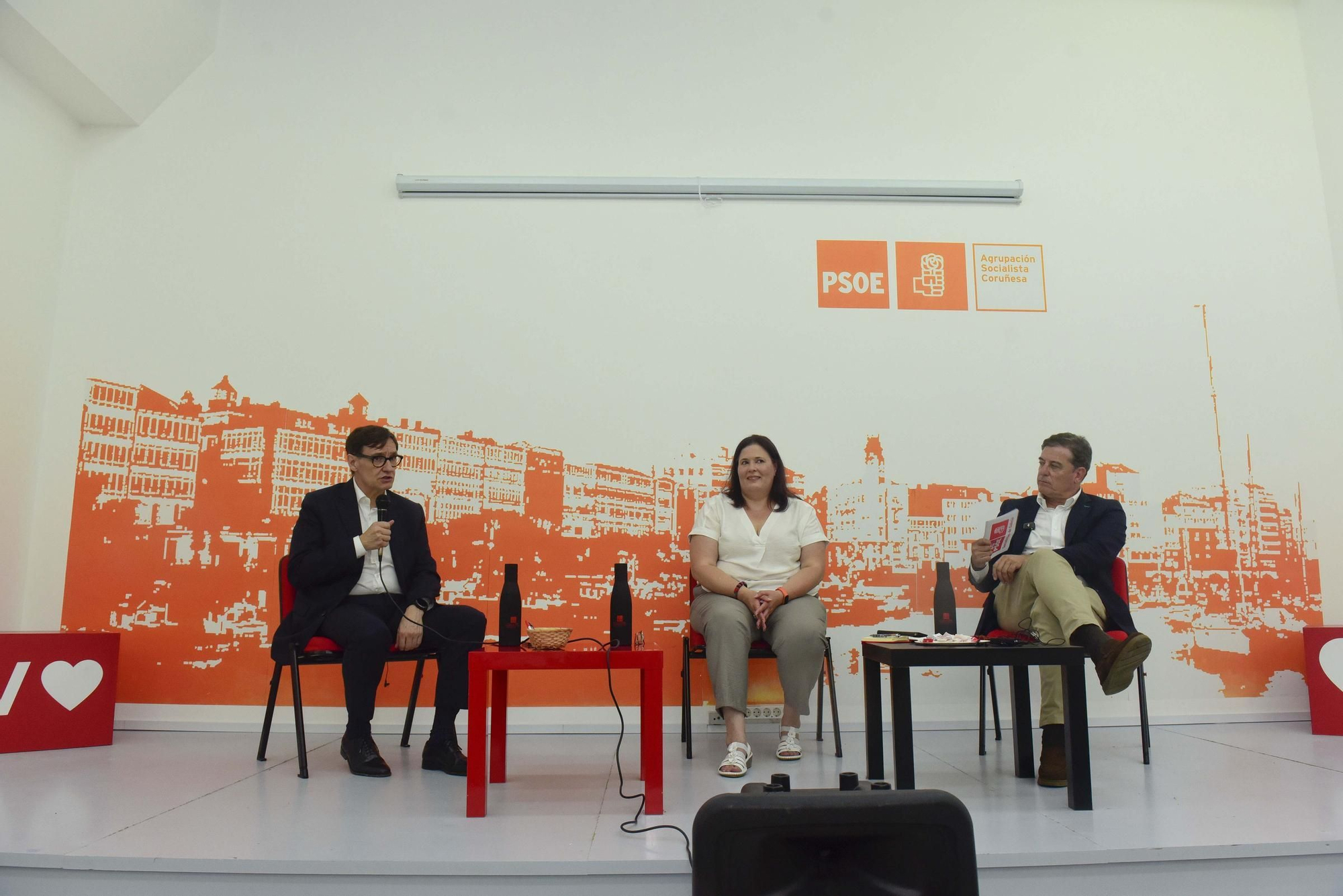Salvador Illa se reúne con militantes en la sede del PSOE en A Coruña