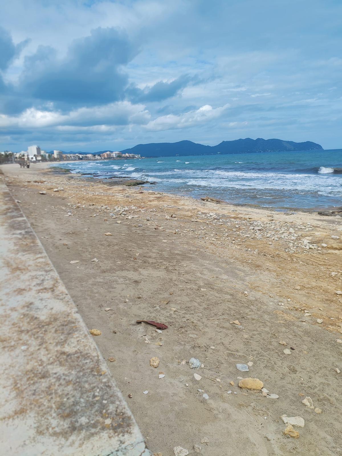 Kaum noch Sand gibt es im südlichen Teil des Strandes von Cala Millor.