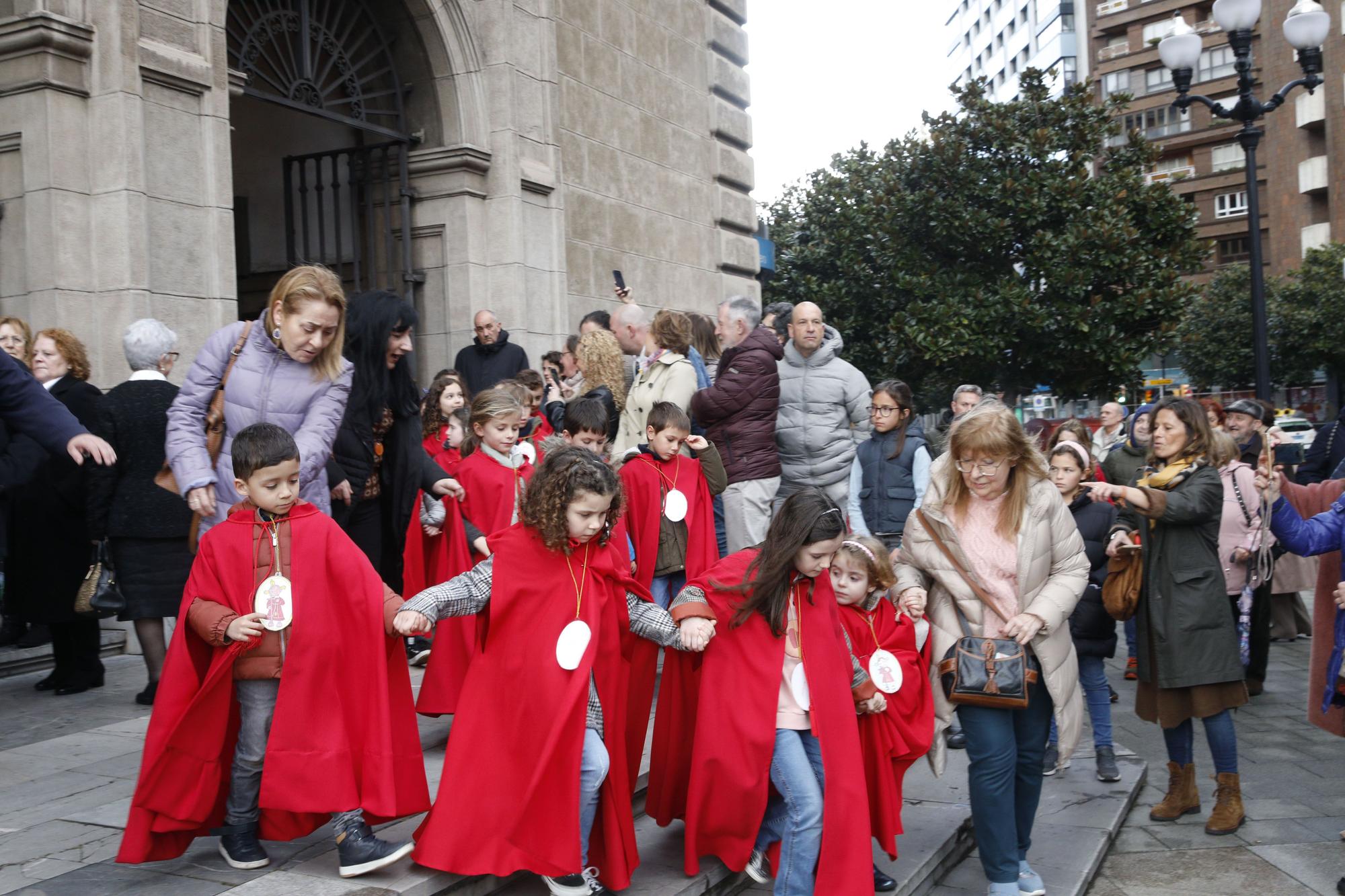 En imágenes: así fue el traslado de la Piedad en Gijón