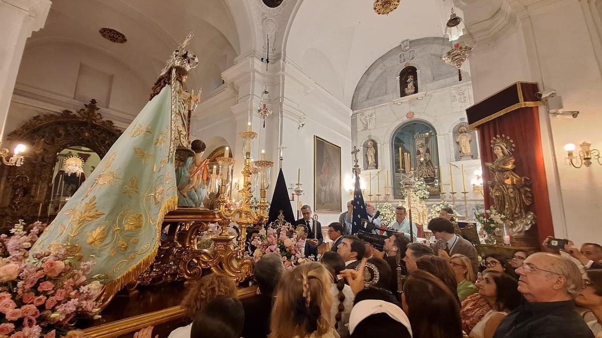 La patrona de Puente Genil en su visita al Patrón, Jesús Nazareno.