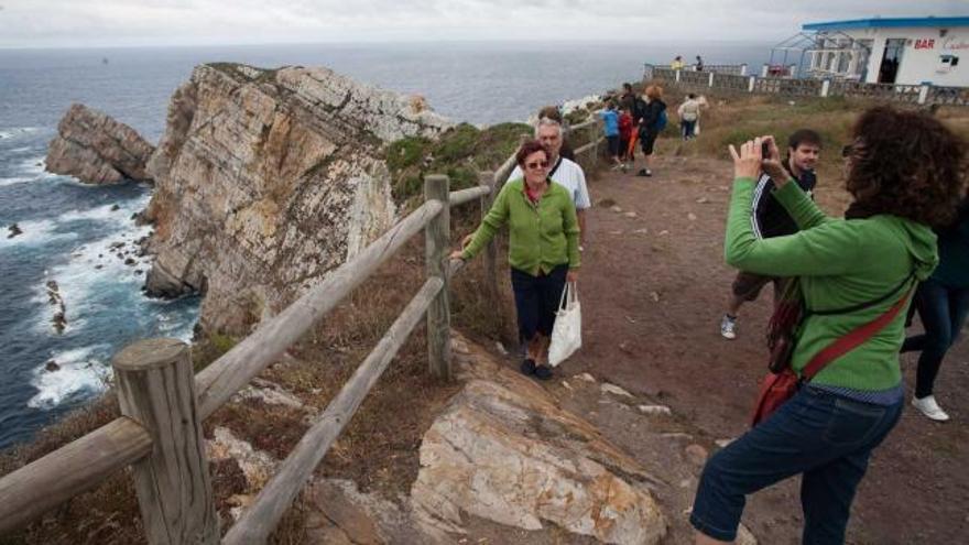 Varias personas visitan el Cabo Peñas durante los primeros días del pasado mes de agosto.